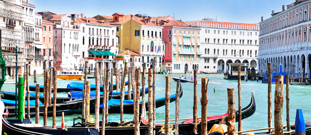 Gondolas_at_Hotel_Ca_Sagredo_-_Grand_Canal_-_Rialto_-_Venice_Italy_Venezia_-_Creative_Commons_by_gnuckx_4763291323